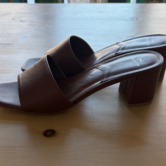H by Halston slides - Picture 4 of 6